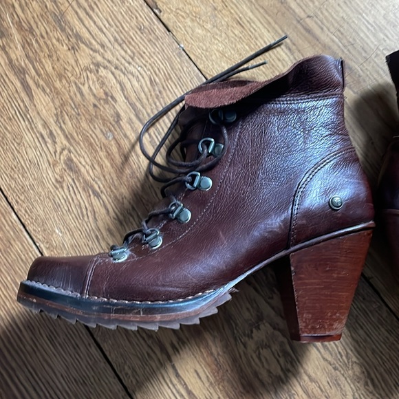 Neosens Size 9 or 9.5 (40 European) ankle boot with chunky 3” heel - Picture 5 of 11